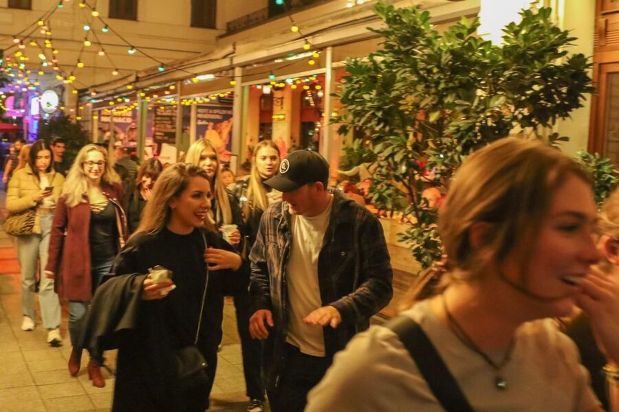 Budapest: Bar Crawl Tour with Local Drinks - What the three-hour pace feels like