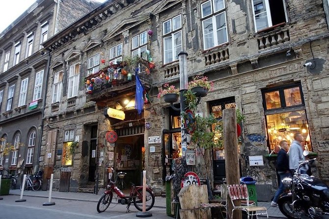 Budapest Ruin Bars Evening Walking Tour with Drinks & Street Food - Who should book this evening walk?