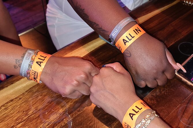 Cabo Bar Crawl - The BEST Bar and Clubs in Cabo - Saloon Cabo brings the show element