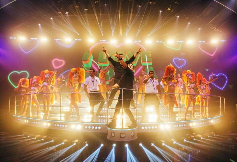 Cancun: Coco Bongo Nightclub Experience - Crowds, seating, and comfort