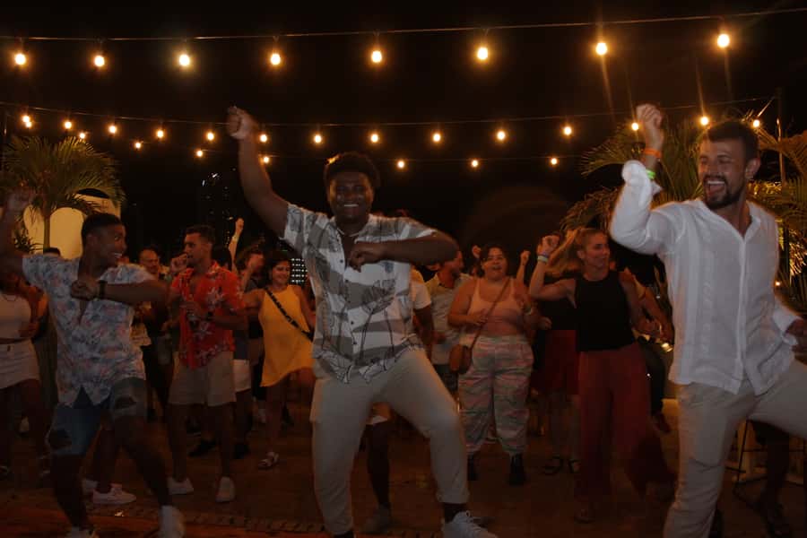 Cartagena: Pub Crawl with Dancing Lessons and Free Shots - Key points at a glance