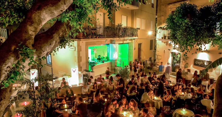 Catania Guided Bar Crawl in the Old Town - The nightclub option on Fridays and Saturdays