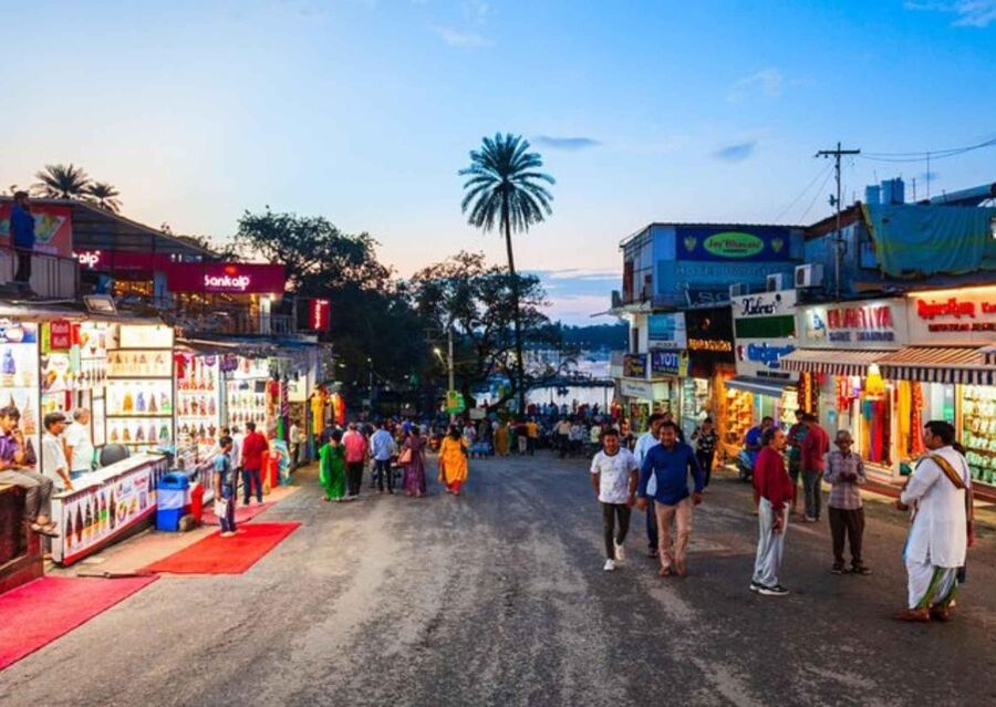 Chandigarh Nightlife Tour with shopping and food tasting - Shopping at the Tibetan market