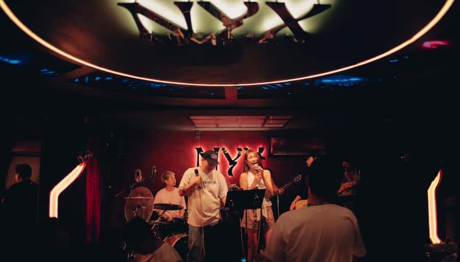 Chiang Mai Pub Crawl: 4 Venues, Beer Buffet & VIP Entry - The host makes or breaks the evening