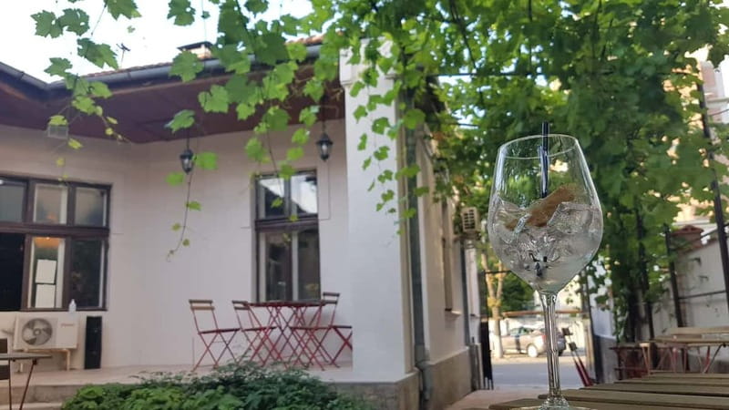 Chisinau: Cocktail Bar & Pub Crawl and Wine Bars - The Triumphal Arch and central landmarks