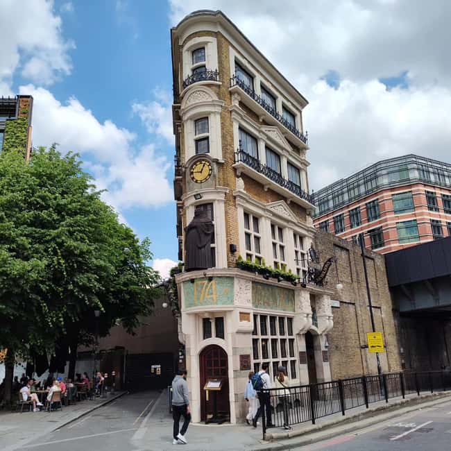 City of London: Historic Pub Walking Tour - Ye Olde Cheshire Cheese and London’s literary past