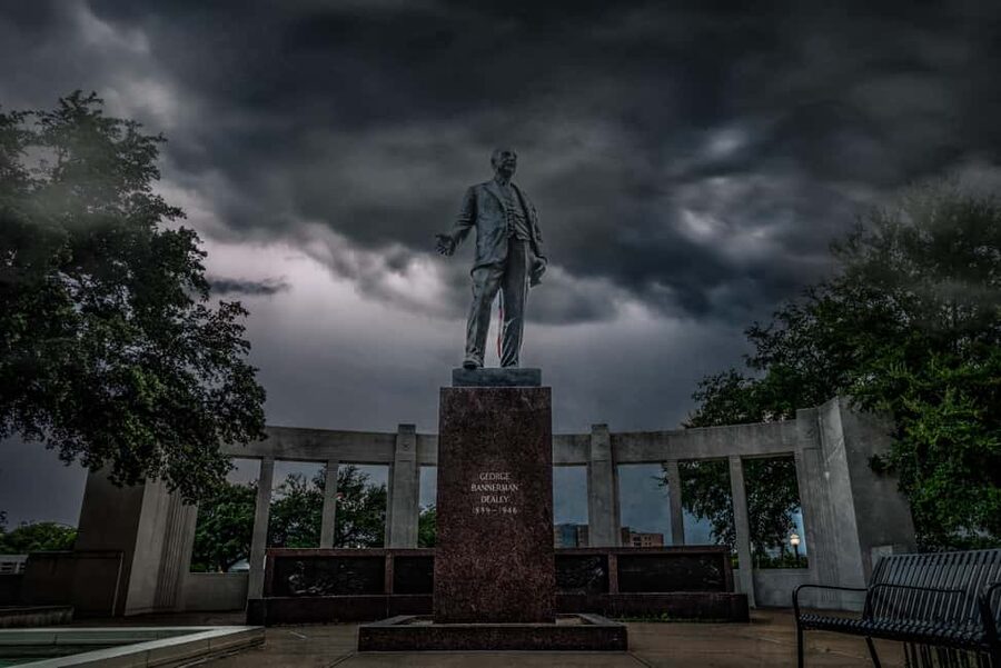 Dallas Spirits & Spirits Haunted Pub Crawl - Local drinks and Dallas atmosphere
