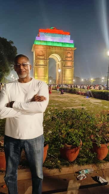 Delhi : Nightlife Tour with private car, guide & driver - A night built around local company