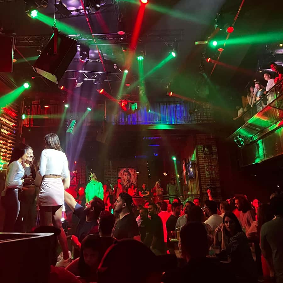 Dubai: Pub Crawl Nightlife Tour - What the guides add to the evening