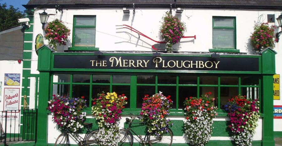Dublin: Irish Night Show at the Merry Ploughboy Pub - Arriving at the pub outside central Dublin