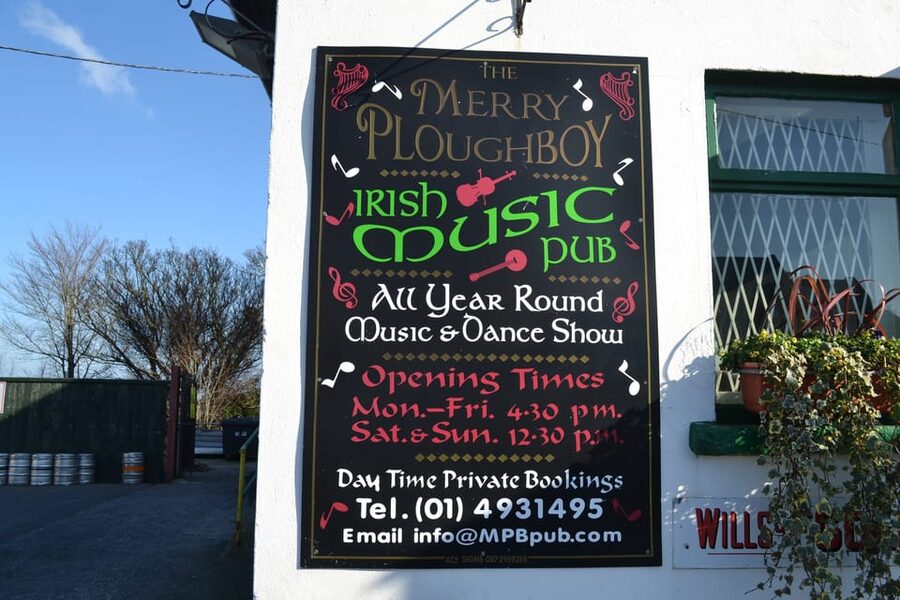Dublin: Irish Night Show at the Merry Ploughboy Pub - Irish dancing on a compact stage