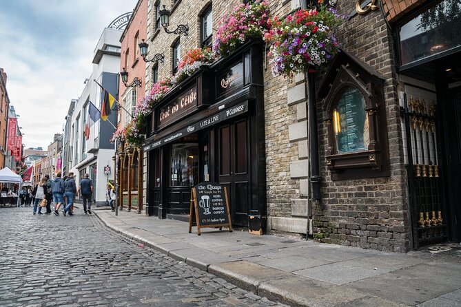 Dublin Old Town: Famous Pubs Exploration Game and Tour - O’Donoghue’s Bar and the finish at Toners