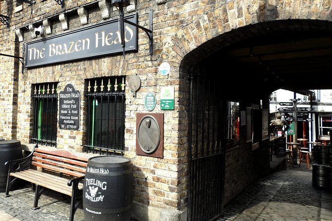 Dublin Old Town: Famous Pubs Exploration Game and Tour - Starting at The Brazen Head