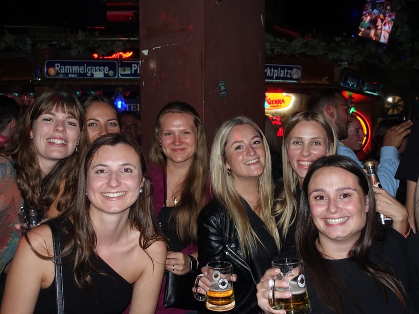 Düsseldorf: Private pub crawl with insider-guide & shots - Who will enjoy this Düsseldorf night out