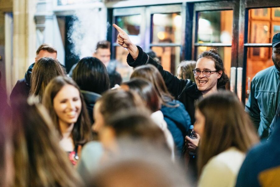 Edinburgh: 7 Bar Pub Crawl with 7 Shots & Discounts - What this Edinburgh night is really like