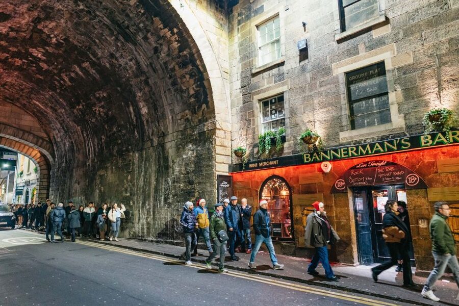 Edinburgh: 7 Bar Pub Crawl with 7 Shots & Discounts - What the seven shots and discounts are worth