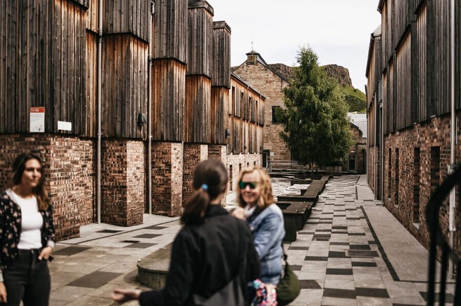 Edinburgh: Pubs and History Guided Walking Tour with Beer - Key points at a glance