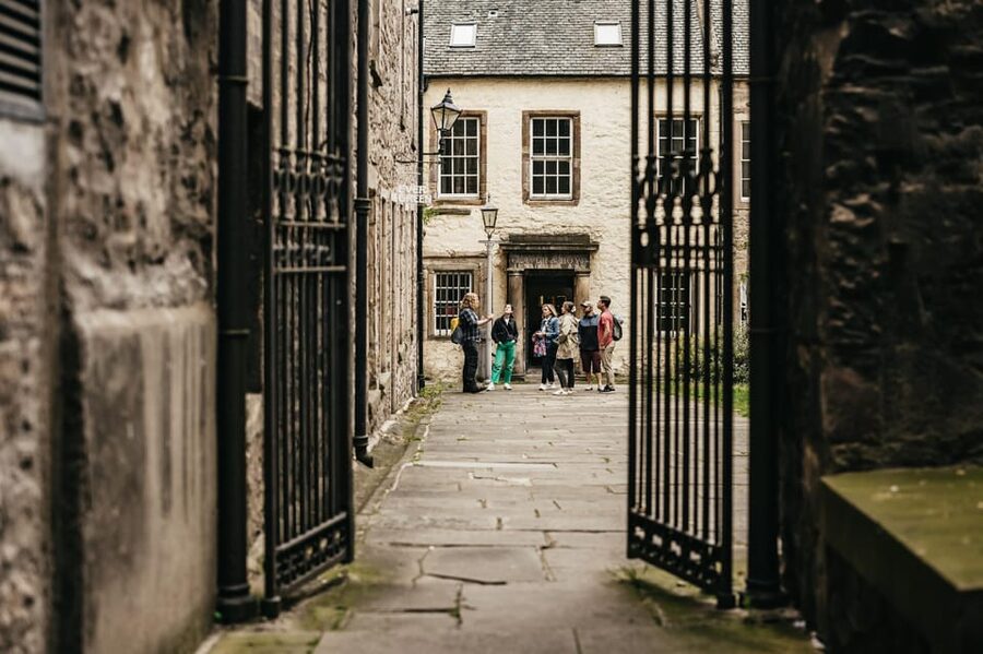 Edinburgh: Pubs and History Guided Walking Tour with Beer - The Royal Mile tasting stop