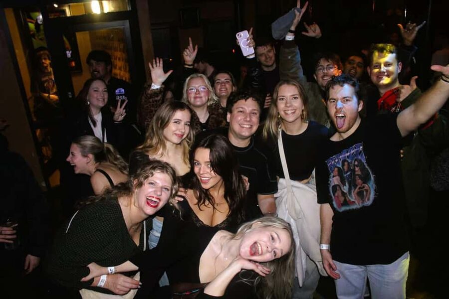 Edinburgh: The Original Pub Crawl 7 Bars 7 Shots & Discounts - Group size, timing, and the Sunday question