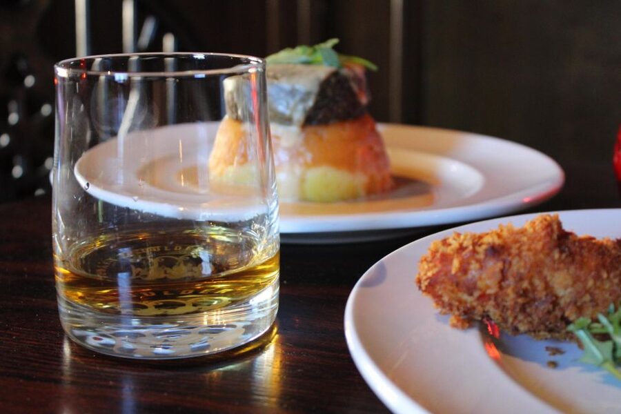Edinburgh: Whisky Tasting in one of the oldest pubs - A 45-minute tasting with three different whisky styles