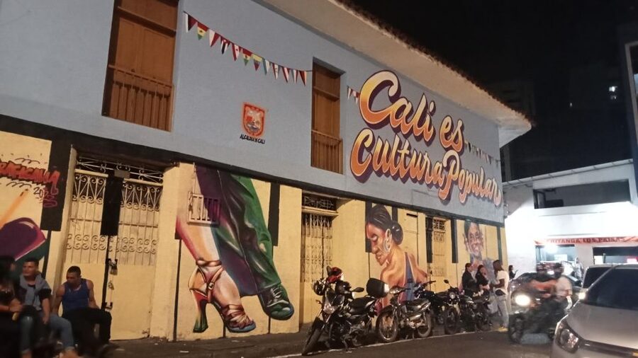 Friday Salsa Pub Crawl in Cali - Flavor Street brings salsa out into the open