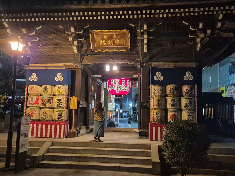 Fukuoka: Private Nightlife and Hidden Gems Tour with a Local - Yatai stalls and the first taste of Fukuoka