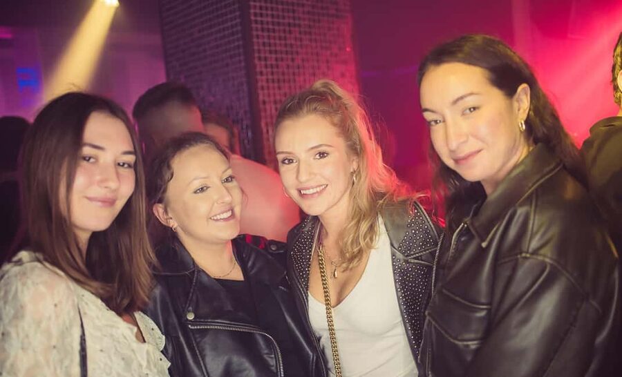 Fun Explorers Pub Crawl with free welcome shots and free ent - Moving through the Old Town to the next stop