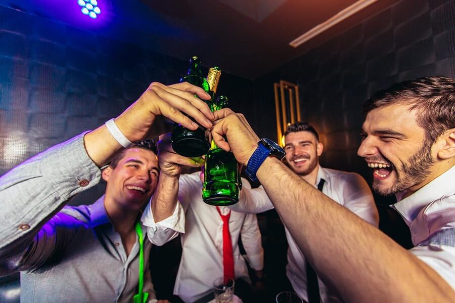 Gdansk: Stag Night Pub Crawl with Female Guide - The final choice: nightclub or strip club