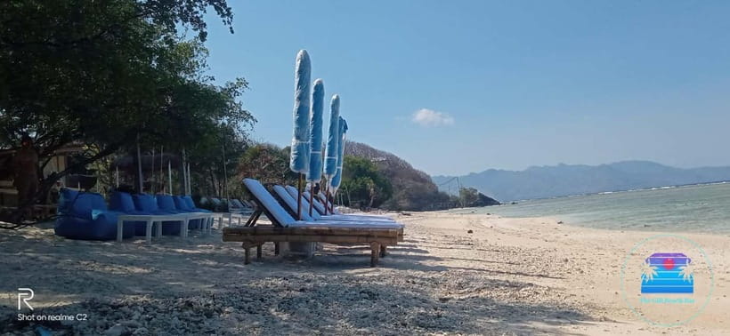 Gili Trawangan: The Beach Bar - Sunbed with Cocktail & Chill - Settling into the lounger and parasol