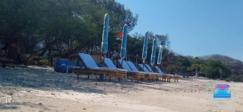 Gili Trawangan: The Beach Bar - Sunbed with Cocktail & Chill - Drinks, snacks, music, and the sunset