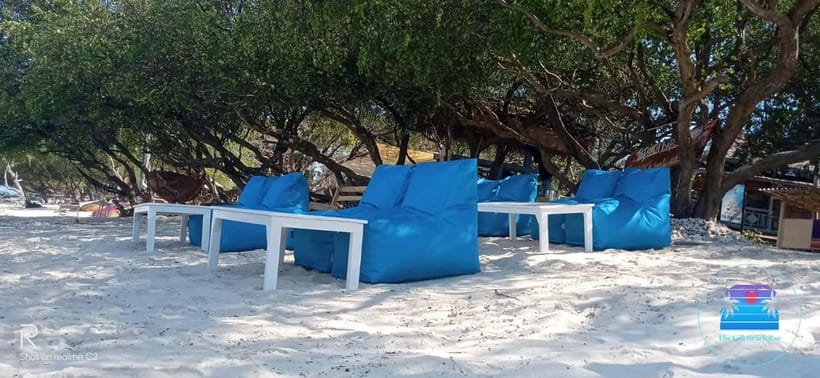 Gili Trawangan: The Beach Bar - Sunbed with Cocktail & Chill - Adding a massage to the beach day