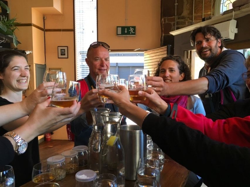 Glasgow: Pubs & History Guided Walking Tour with Beer - First local bar: learning what is in the glass