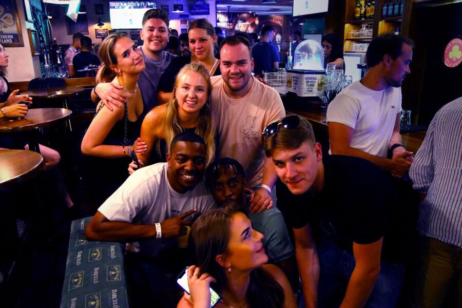 Granada: Pubs & Clubs Crawl with Drinks & Club Entry Ticket - First bar: 45 minutes to settle in
