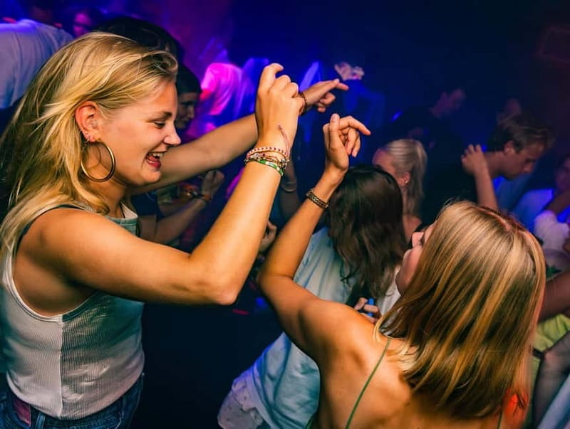 Groningen: Pub Crawl with Pub Quiz, Free Shots and Games - Starting with a quiz instead of awkward small talk