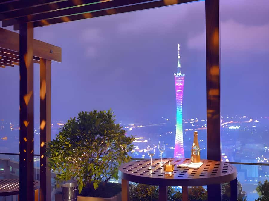 GuangZhou: 70 Floor RoofTop openair Bar, Sunset & Light Show - Sunset first, Canton Tower after dark