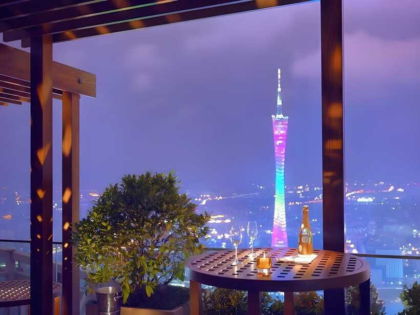 GuangZhou: 70 Floor RoofTop openair Bar, Sunset & Light Show - Free-flow drinks and the service question
