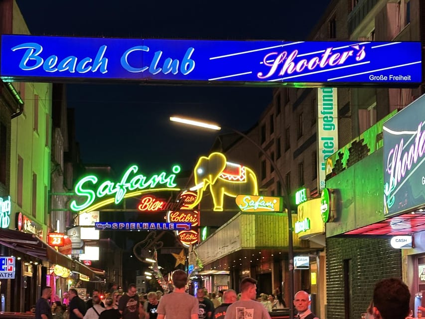 Hamburg: Reeperbahn pub crawl with insider-guide & shots - Moving between bars with an insider guide