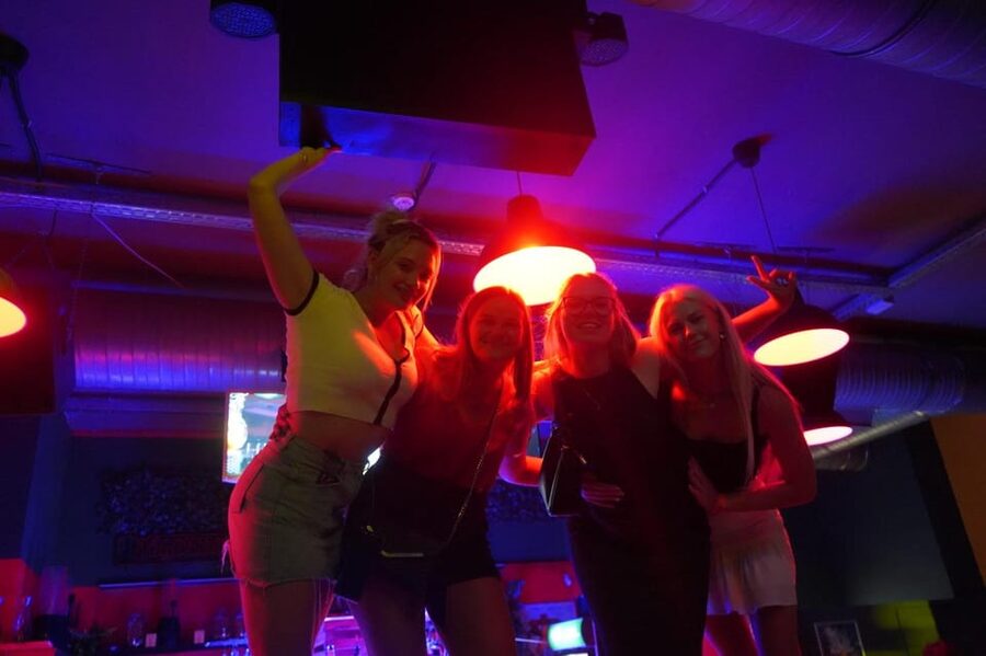Hamburg: Reeperbahn Pub Crawl with Shots and Games - Walking the Reeperbahn between venues