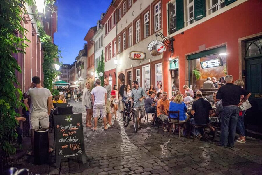 Heidelberg: Pub crawl through the old town, drinks included - Market Square is an efficient meeting point