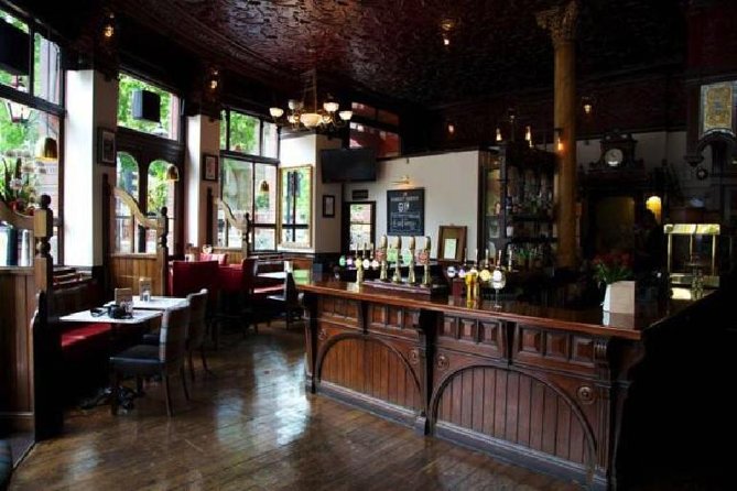 Historic London Pubs Private Walking Tour With Free Drinks! - Lincoln’s Inn Fields and the newspaper streets