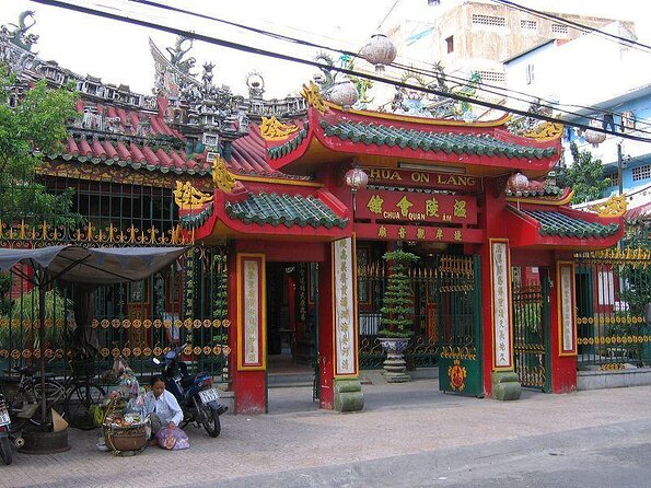 Ho Chi Minh Nightlife & Street Food Tour By Motorbike - Meeting the Guide at 6pm