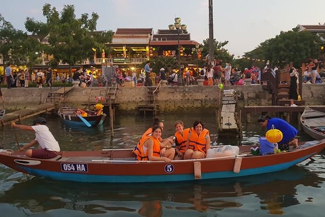 Hoi An Nightlife Tour with Hoi An Ancient Walking Tour, Boat Ride, Night Market - Crowds, Weather, and Walking: Plan for the Real Conditions