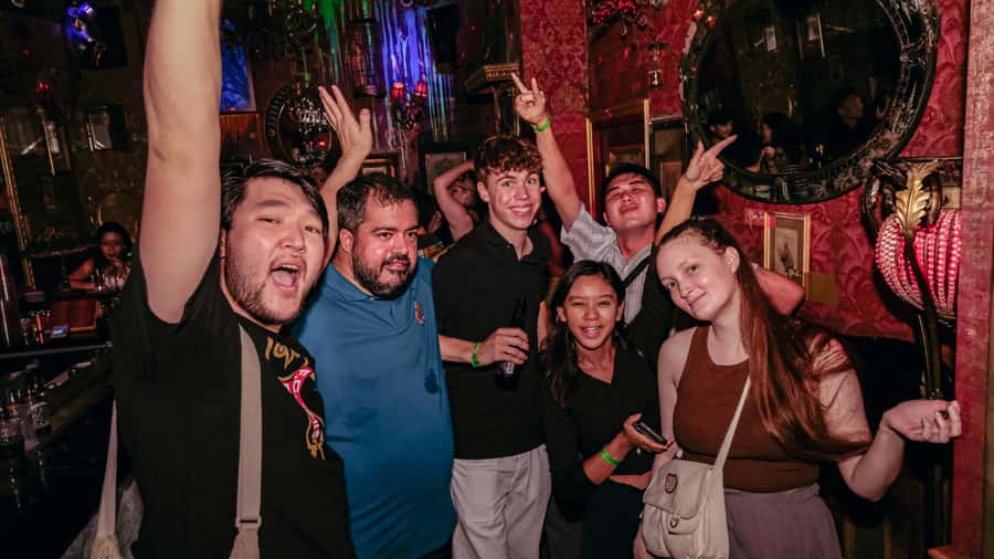 Hong Kong: 3-Hour Lan Kwai Fong Pub Crawl - The three-hour pace and weekend timing