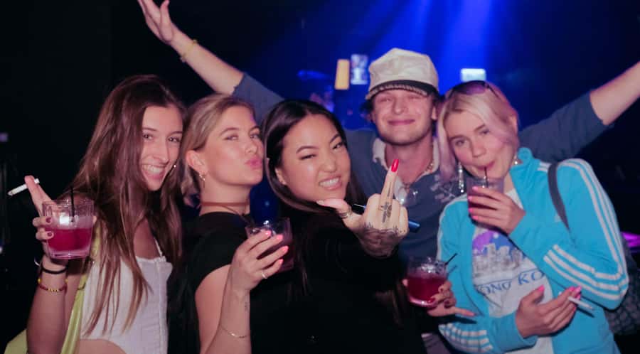 Hong Kong: 3-Hour Lan Kwai Fong Pub Crawl - Starting at Dead& Bar or the Lan Kwai Fong Amphitheatre