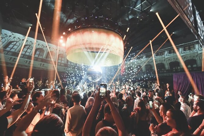 Ibiza: 4 x Nightclub & Pool Party Pass - Es Paradis: Ibiza style with white Roman design