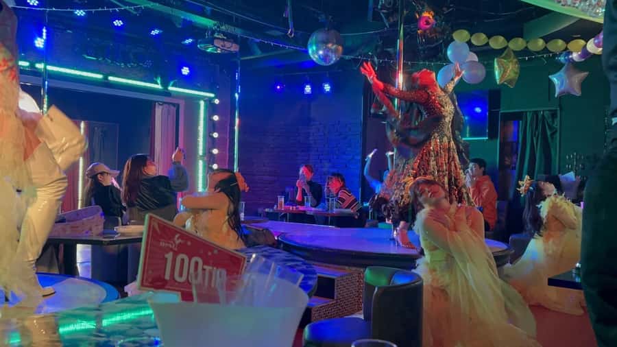 Kabukicho bar hopping & grab a bite tour - A dance show at Show Club Nest