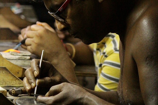 Kolkata Midtown Madness- A Street Food & Nightlife Tour - What the $32 price delivers