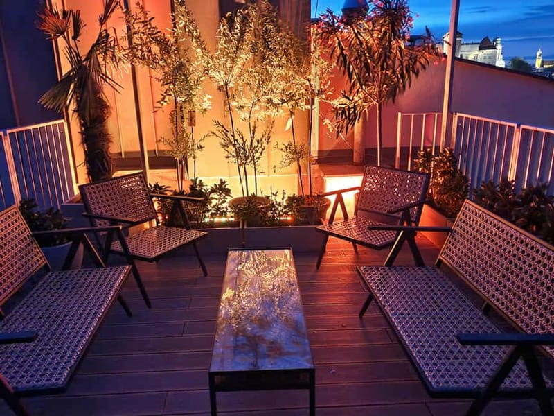 Krakow: Hidden Rooftop Bar Reservation with 1 Cocktail - Who should book SIX?