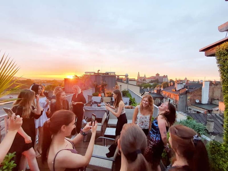 Krakow: Hidden Rooftop Bar Reservation with 1 Cocktail - Finding the entrance at Holiday Suites Cracow