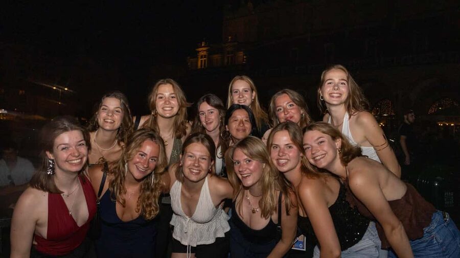 Krakow: Pub Crawl with Shots, Drinks & Skip-the-Line Entry - The first bar and the one-hour power hour